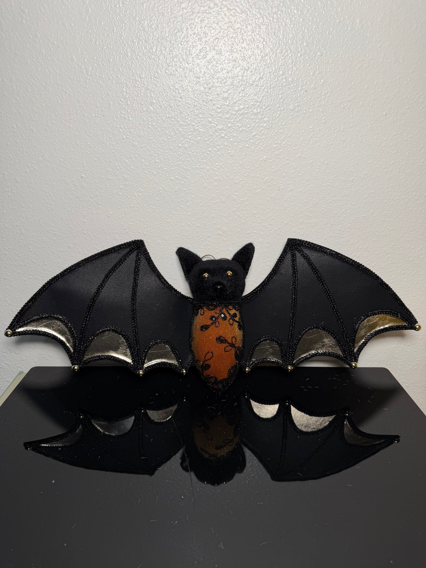 HANGING BAT BLACK/BROWN 8.5"