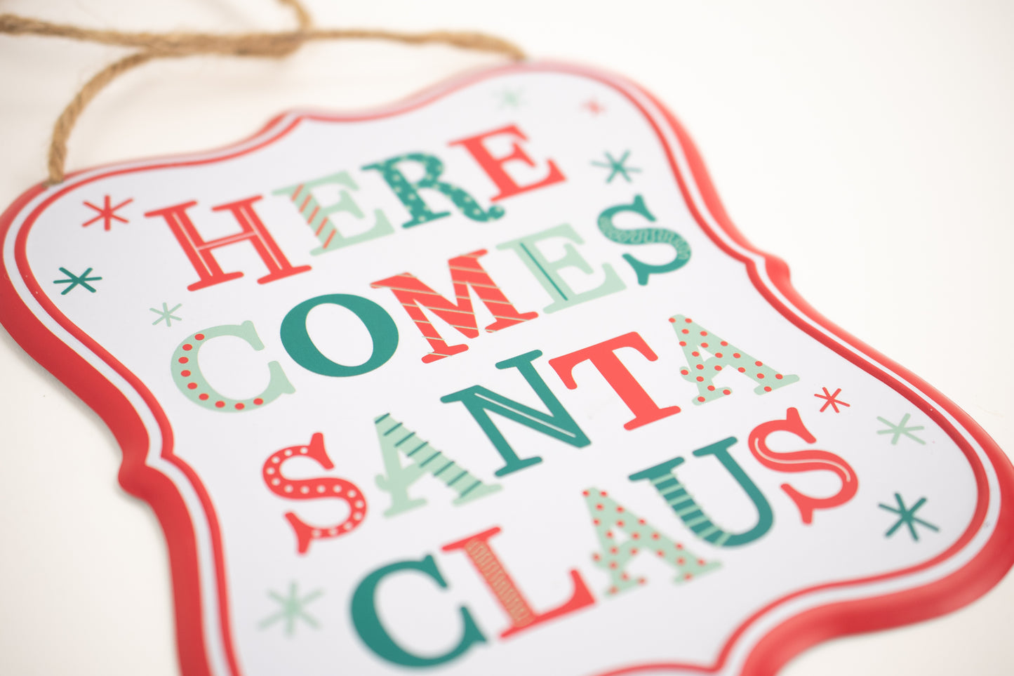 7"HX6"L TIN MATTE SANTA SIGN Here comes santa red - Burlap and Bling Decor