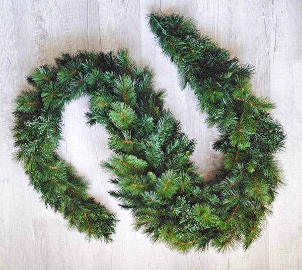 Mixed Spruce Mantle Garland, 9' W/324 Tips