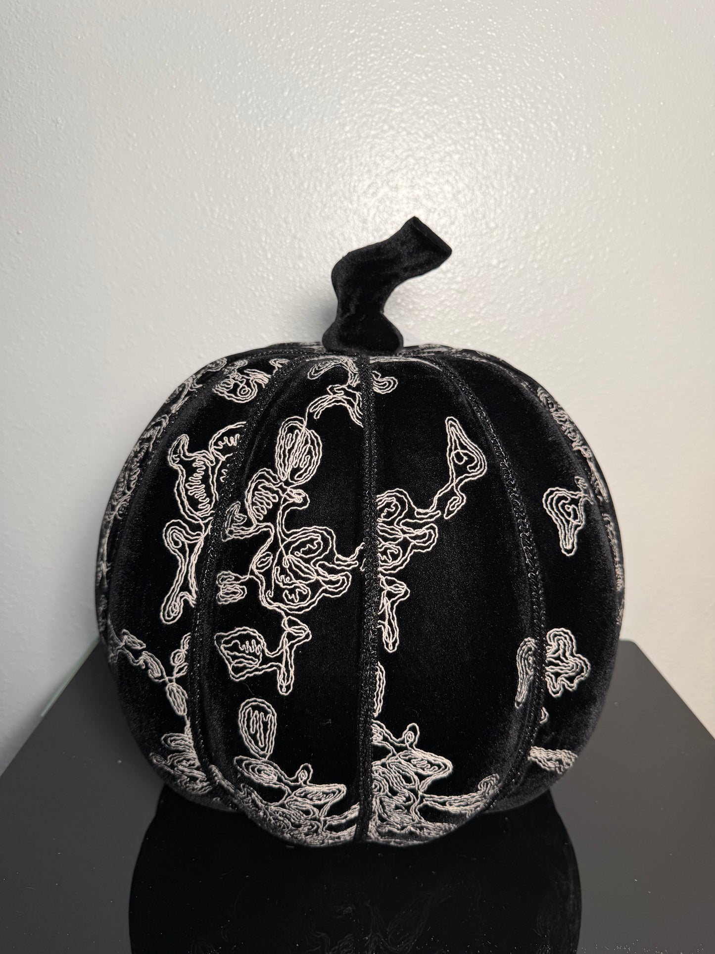 18' VELVET BLACK PUMPKIN WITH WHITE LACE TRIM, 38 38 45CM